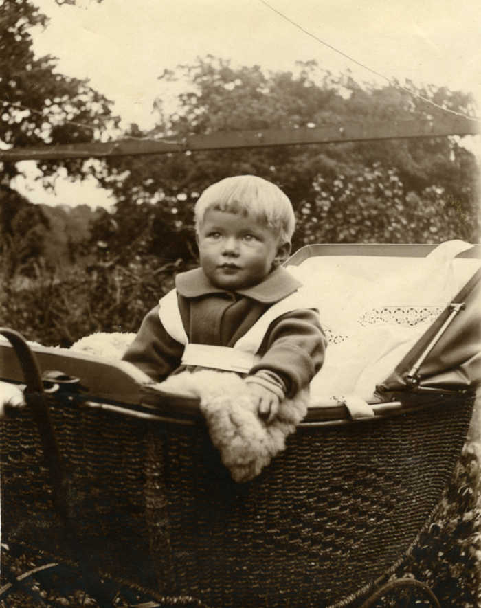 Far i barnevogn ca. 1923