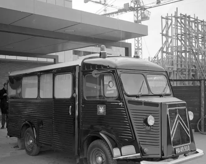 Sengeambulance Citroën HY, marts 1964